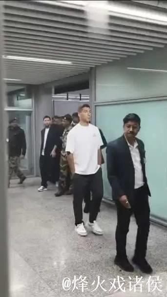 苏亚雷斯在那里闲逛,没有保镖,什么都没有,就像在自己的家乡一样! 苏亚雷斯在那里闲逛,没有保镖,什么都没有,就像在自己的家乡一样!